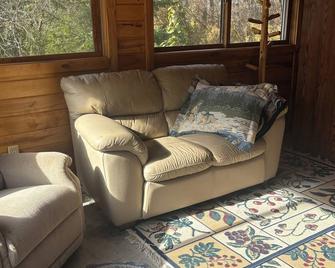 Alvwood Acres - Blackduck - Living room