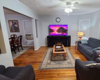 lovely 3 bedroom apartment with indoor electric fireplace. - Schenectady - Obývací pokoj