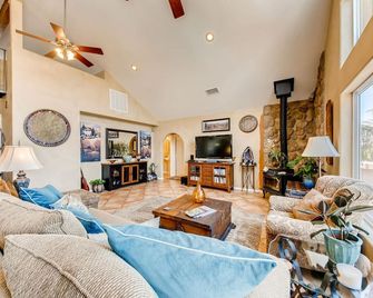 Upscale Country Pool Home With Private Expansive Views - Valley Center - Sala de estar