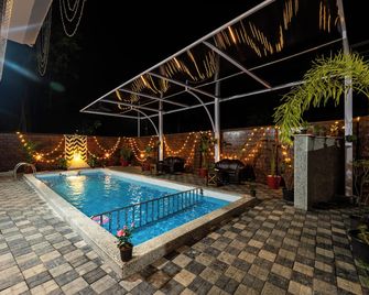 Grand Royale Residency - בנאולים - בריכה