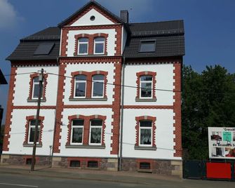 Crossartig Parken,fahrradgarage Und Pkw-Wallbox Am Haus - Zwickau - Gebäude