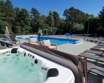 Ultimate Hamptons Escape With Chef's Kitchen - East Quogue - Piscina