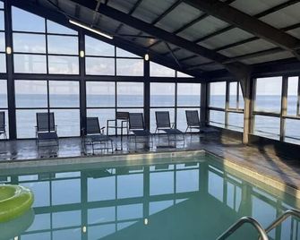 سن آند ساند ريزورت أوشنفرونت سويتس - فرجينيا بيتش - حوض السباحة