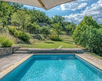 Sunlit Villa in Banne - Banne - Piscina