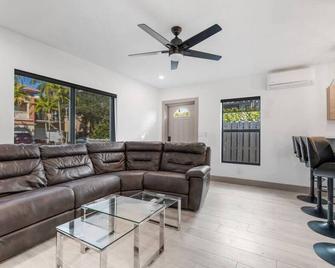 Lauderdale Modern 1 Bedroom 1 Bathroom with Private Backyard - Fort Lauderdale - Phòng khách