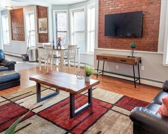 Spacious Getaway by Wooster Square! - New Haven - Living room