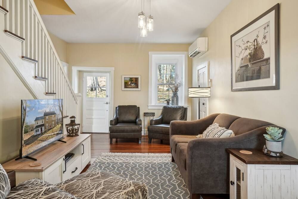The Spring House: Entire Home Rental on 74-acre, Scarlet Springs Farm