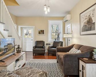 The Spring House: Entire Home Rental on 74-acre, Scarlet Springs Farm - Waterford - Sala de estar