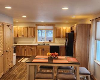 Hungry Horse Hideaway #D - 2 Bedroom 1 Full Bath - 10 minutes from Glacier Park! - Hungry Horse - Kitchen