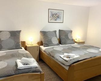 Charmanter Rückzugsort mit Großer Terrasse in Idyllischer Umgebung - Böblingen - Schlafzimmer
