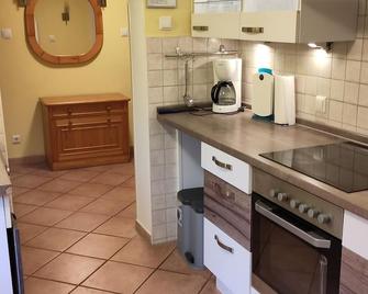 Guest house with large garden in a quiet location - temporary living - Hamburg - Küche