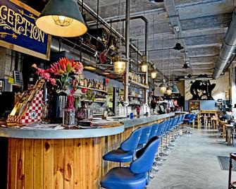 بلو كولار هوتل - هوستل - إيندهوفين - بار