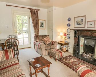 Near Bank Cottage - איימאות' - סלון