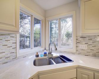 Cozy & Spacious 4br TV/ Private Patio/Wifi/Garden - Seattle - Kitchen