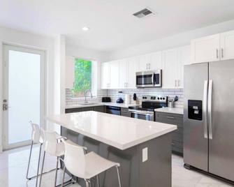 Family-Friendly Townhouse w Private Parking Included - Miami - Cocina