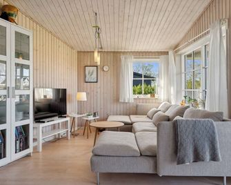 Lovely Cottage Within Walking Distance To The Sea - 브렌더루프 - 거실