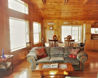 Blow Out-Sale Prices! 3 Day Foliage,fishing, Dock, Fire Pit, Boat Launch & Boat - North Hero - Living room