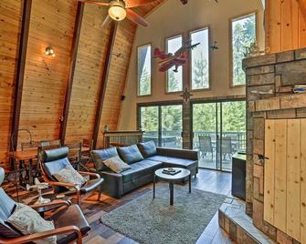 Chester Cabin with Deck - Walk to Lake and Golfing! - Chester - Sala de estar