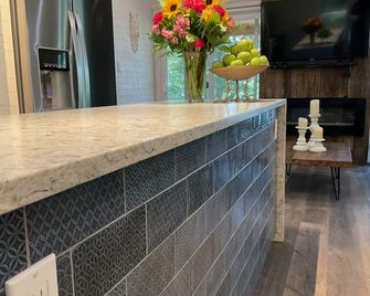 Waterfront Luxury 4-person Home with Private Hot Tub, Pet Friendly - Lansdowne - Front desk