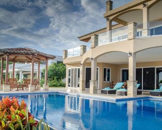 Altos De Colorado-8000 sq ft Beachfront Luxury Surfing Estate - El Gigante - Piscina