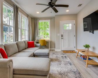 Pet-Friendly Pensacola House Rental 3 Mi to Beach - Gulf Breeze - Living room
