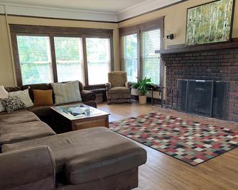 Stately home in Washburn - Washburn - Living room