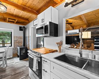 Blue Haven - Wooded, pet friendly home w/ trailer parking, AC, and deck - Donnelly - Kuchyň