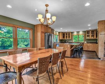 Beautiful 6 bedroom Ellicottville Chalet - Salamanca - Comedor
