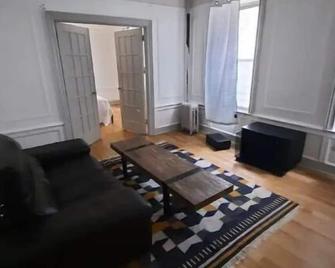 Spacious Sanctuary 1 block to train! - Brooklyn - Living room