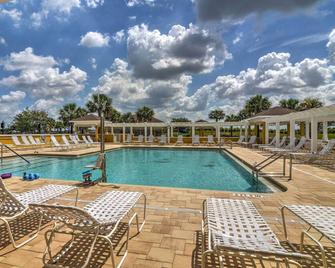 Screened Lanai New-Build Home in The Villages! - Leesburg - Pool