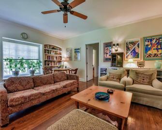 Historic Haven - Walk to the Stadium and Campus! - Tuscaloosa - Living room
