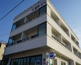 Blue Door Hostel Guesthouse - Sokcho - Building