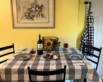 America Sandman B & B - Newtown - Dining room