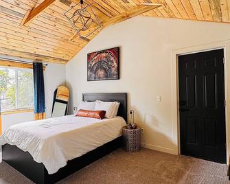 Hot Tub-Fire Pit-Luxe Kitchen-Central Location - Moscow - Bedroom