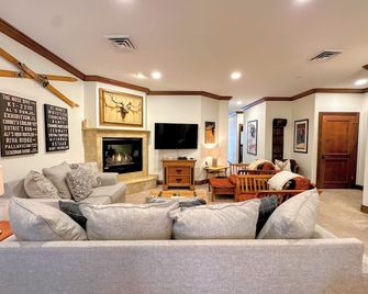 Sonenalp Penthouse- 2 Condos: 6BR, Private Hot Tub & Sauna, Walk to Canyon Lodge - Mammoth Lakes - Living room