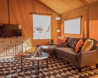 Tropical glamping with hot tub - Punta Gorda - Living room