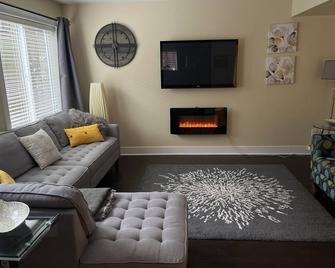 Attractive Spacious, two+ bedroom suite - Abbotsford - Living room