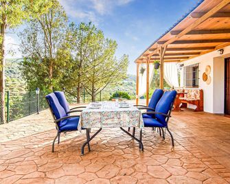 Awesome home in Colmenar with WiFi - Colmenar - Patio