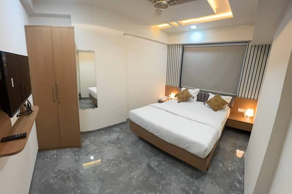 Hotel Mighter Crest thumbnail 2