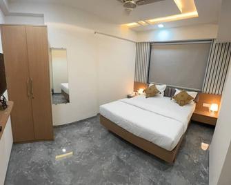 Hotel Mighter Crest - Nashik - Bedroom