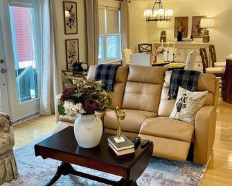 The Beaverpond Getaway. Your Home Away From Home - Brigus - Living room