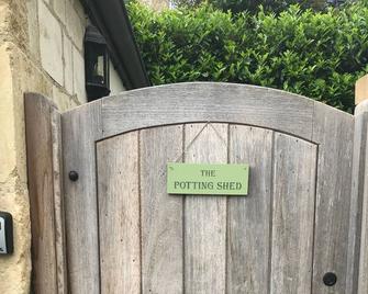 The Potting Shed is a small cabin with an ensuite showeroom, perfect for 2. - Corsham - Außenansicht