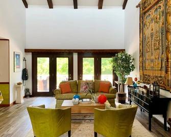 Relax in nature at this peaceful 35 acre hilltop country estate. - Lewisburg