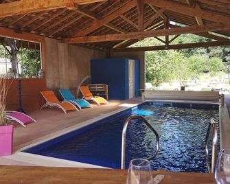 Vast charming house with swimming pool - Berzé-la-Ville - Piscina