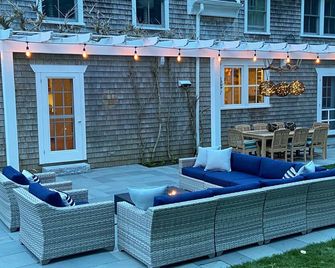 Stunning, Classic Renovated Greek Revival - Few Mins Walk To Main St & Vh Ferry - Vineyard Haven - Terasa