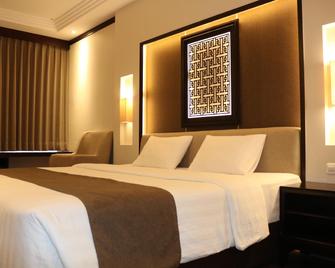 Tanjung Plaza Hotel - Prigen - Bedroom