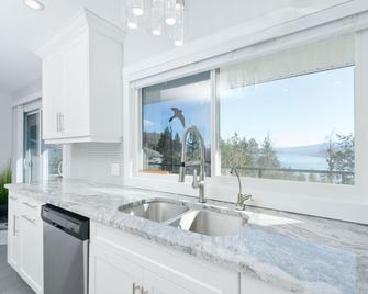 Vacation for Families with Stunning View & Pool - Peachland - Kitchen