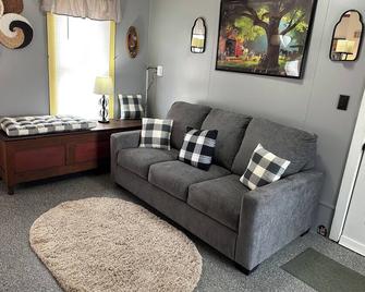 Spacious 5-bedroom house with WiFi, AC in lovely Selinsgrove - Selinsgrove - Wohnzimmer