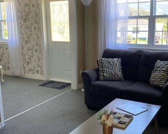 Cozy Home With A Beautiful View - Norris Point - Wohnzimmer