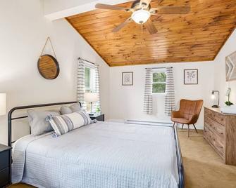 Harpers Ferry Cabin Hot Tub, Deck, Fire Pit, Wifi - Harpers Ferry - Bedroom